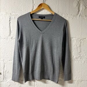 Banana Republic V-neck Sweater 80% Silk 20% Cotton Gray Sz XS Women’s NWOT